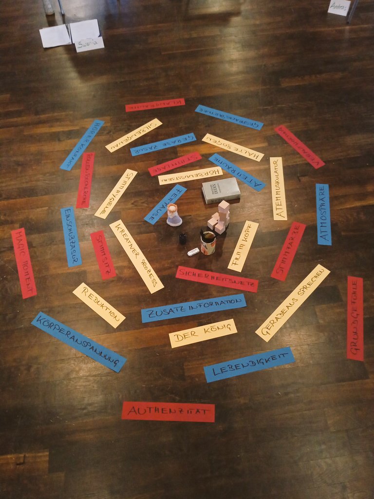 Arrangement auf dem Boden des Mühlenfoyers